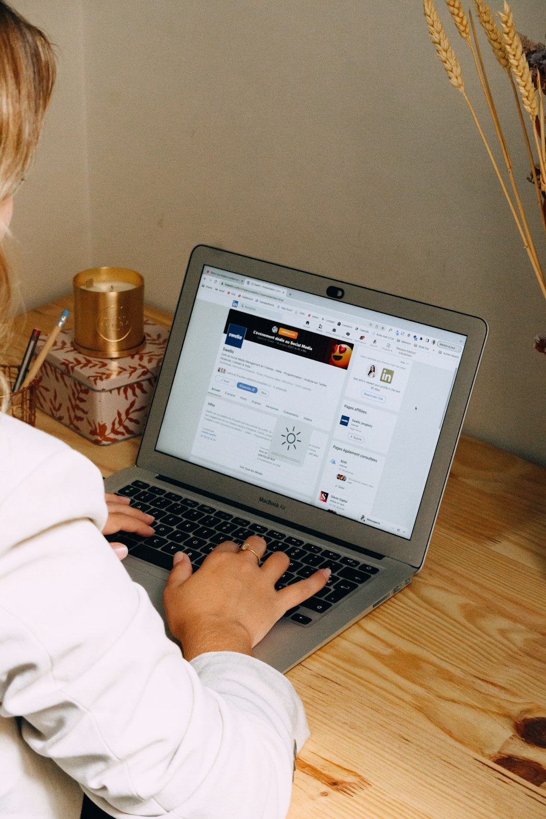 a-man-using-a-laptop-fwkiqwf3jzq